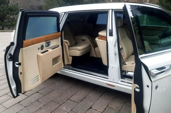 Съдейки по снимките, колата е идеално запазена, няма никакви щети по бялото купе, а бежовият кожен салон изглежда като нов. Пакетът включва традиционни за марката минибар с хладилник, завеси на задните прозорци, чадъри във вратите и прибиращ се дисплей на мултимедийната система между задните седалки. Бензиновият 6,75-литров V12 произвежда 460 к.с. и е съчетан с автоматична скоростна кутия.